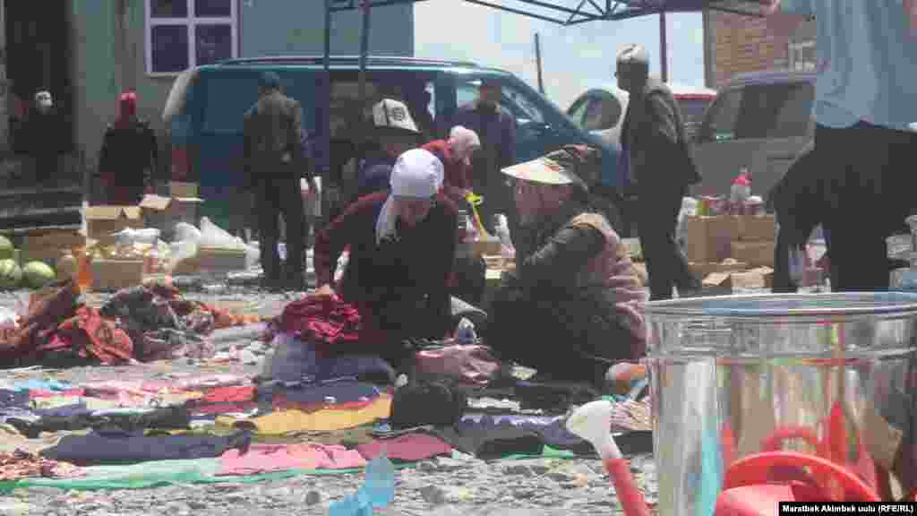 Айылдагы базарда соода кызуу жүрөт.