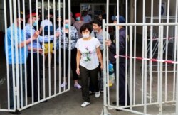 Люди на входе на рынок в Алматы. 25 апреля 2020 года.