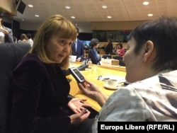 Monica Macovei răspunzînd întrebărilor Valentinei Ursu