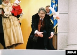 Новообраний президент України Віктор Ющенко випускає голубів на Майдані Незалежності. Позаду – дружина президента Катерина Ющенко із сином Тарасом на руках. Київ, 23 січня 2005 року