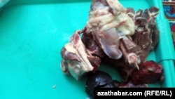 Два куска баранины, один кусок говядины, немного печени и легкие продаются вместе по цене 50 манатов ($14,2). Ашхабад, 15 октября, 2020.