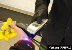 Tiraspol. La Intrarea în supermarketul Sheriff este scanată temperatura vizitatorilor, după ce a fost decretată stare de urgență, 18 martie 2020