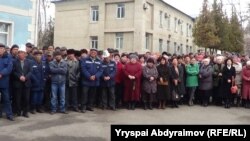 "Кыргызмунайгаз" ишканасынын нааразылыкка чыккан жамааты. 14-март, 2014-жыл.