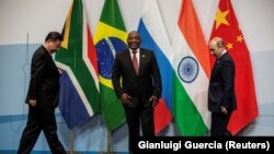 Голова КНР Сі Цзіньпін, президент ПАР Сиріл Рамафоса та президент Росії Володимир Путін на саміті БРІКС 26 липня 2018 року