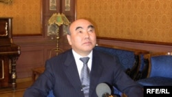 Кыргызстандан акчаларды чет өлкөгө мыйзамсыз чыгаруу Аскар Акаевдин доорунда башталган.