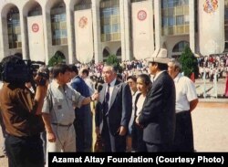 Азамат Алтай “Ала-Тоо” аянтында кабарчылар менен маек курууда. Бишкек ш., 30.8.1995.