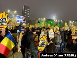 Manifestanții strigă „Lia, Lia, te sună pușcăria!” și „Demisia!”