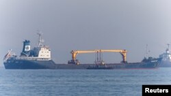 Напередодні Міноборони Росії заявило, що від 20 липня кораблі, які йдуть до українських портів, «будуть розглядатися як потенційні перевізники вантажів воєнного призначеня». На фото: судно з українським зерном проходить інспекцію в Стамбулі, жовтень 2022 року