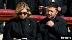 Президент України Володимир Зеленський і перша леді Олена Зеленська під час прощання з папою Франциском, 26 квітня 2025 року
