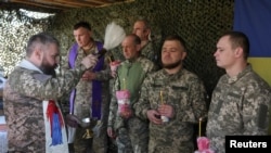 Украинские военные отмечают Пасху