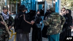 څو افغان مېرمنې له طالب عسکرو سره د بحث پر مهال 