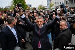 Лідер партії ANO Андрей Бабіш реагує на попередні результати парламентських виборів у Празі, Чехія, 4 жовтня 2025 року