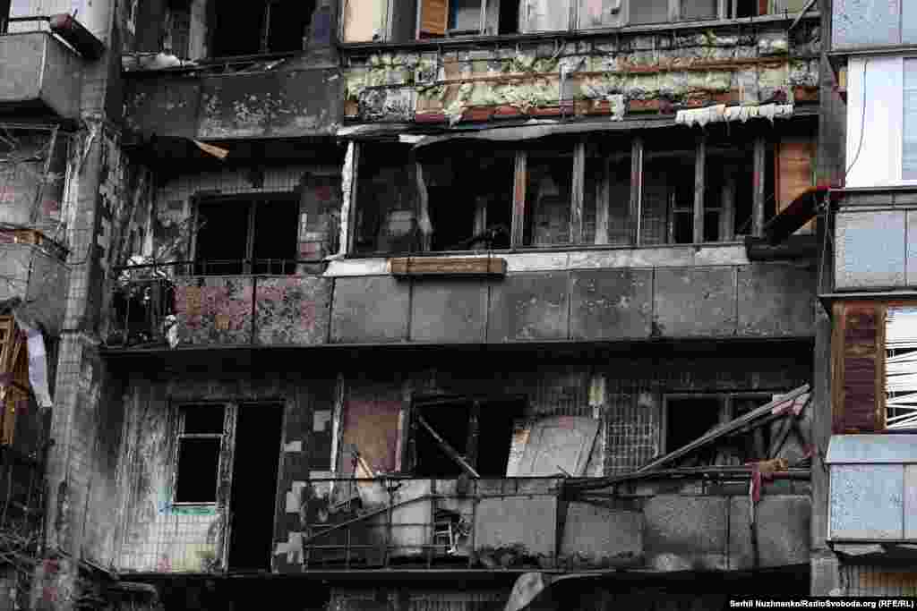 Як повідомили у прокуратурі Києва, ця атака забрала життя трьох осіб, зокрема 19-річної дівчини. Серед 29-ти постраждалих – 15-річний хлопець із численними опіками, 9-річна дівчинка із різаними ранами та 13-річна – з осколковими