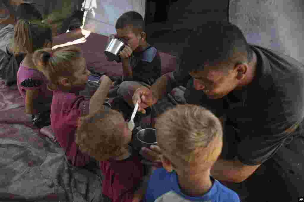 ماه گذشته فادی، که صرع هم دارد، از ناحیه پا تیر خورد. اکنون دیگر توان پریدن روی کامیون‌ها را ندارد و فقط آشپزخانه‌ها را امتحان می‌کند.