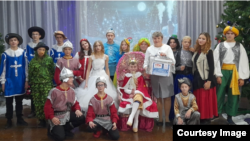 Новогодний благотворительный концерт в школе. Все сборы от него пошли на покупку теплых вещей для российских солдат