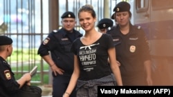 Veronika Nikulshina este condusă de poliție la o audiere din 2018. 