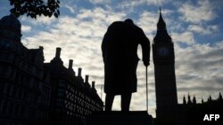 Statuia lui Winston Churchill lângă Big Ben și parlamentul din Londra. Presa britanică vede țara ca «alunecând spre haos».