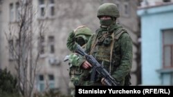 Російські військові на вулицях Сімферополя, березень 2014 року