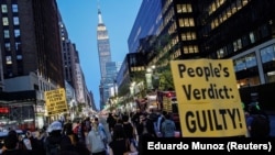 Մարդիկ Դերեկ Շավինի դատավարությանից հետո Նյու Յորքում երթ են անում, 20-ը ապրիլի, 2021թ.