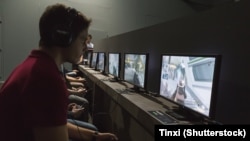 Tinerii se relaxează la un eveniment dedicat jocurilor video și divertismentului electronic. Fenomenul capătă amploare, iar tinerii rămân în fața ecranului din ce în ce mai multe ore. 