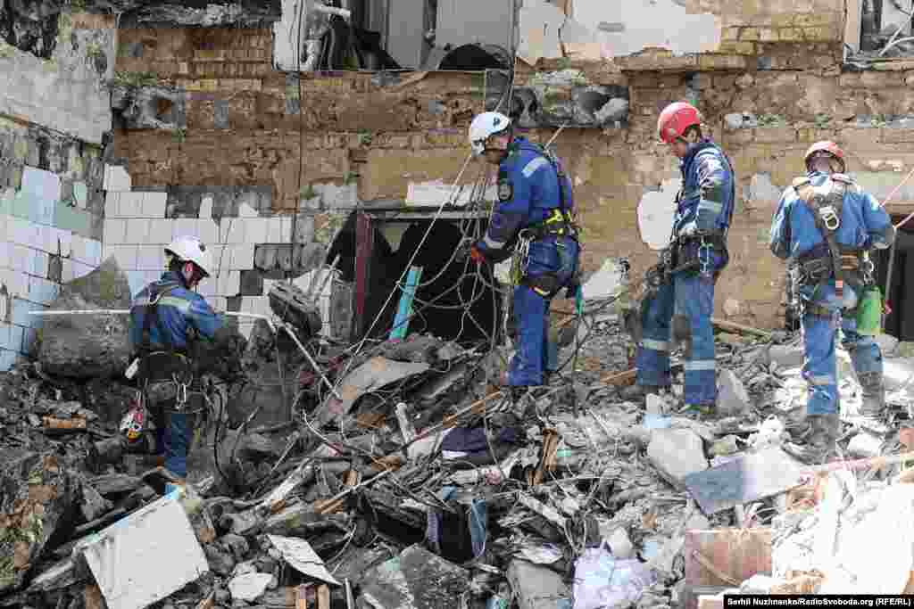 Розбір завалів на місці ракетного удару РФ у Солом'яному районі Києва