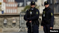 Polițiști în fața Palatului Christiansborg, înaintea reuniunii informale a liderilor din țările UE, la Copenhaga, 30 septembrie.