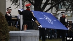 Архивска фотографија - Кревање на знамето на НАТО пред македонскиот Парламент