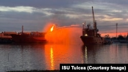 Operațiunile de stingere a incendiului de la nava lovită de drone rusești erau în desfășurare pe 18 noiembrie dimineață.