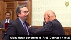 محمد اشرف غنی رئیس جمهوری افغانستان مأموریت جان بس سفیر امریکا در افغانستان را با اعطای مدال (محمد وزیر اکبر خان) در کاخ ریاست جمهوری تقدیر کرد.
