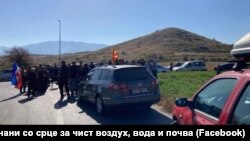 Блокада на пат како протест против загадување, Кочани.