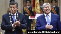 Сооронбай Жээнбеков и Алмазбек Атамбаев на инаугурации. 24 ноября 2017 года.