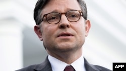 Liderul republicanilor din Camera Reprezentanților, Mike Johnson, respinge noul proiect de lege și spune că nu va trece de Camera Reprezentanților.