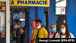Луѓе чекаат пред аптека во Скопје