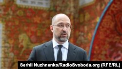 «Є угода зі Світовим банком на 90 млн доларів, з яких буде частина використана на закупівлю вакцин. Ще 50 млн євро отримаємо від Європейського інвестиційного банку на вакцинацію у державі», – зазначив Шмигаль