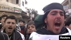 Участники акции протеста против режима президента Сирии Башар аль-Ассада в Кафранбеле, 19 февраля 2012 года.  