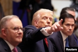 Президент США Дональд Трамп жестикулює під час зустрічі з прем'єр-міністром Австралії Ентоні Албанезе в залі засідань Кабінету міністрів Білого дому у Вашингтоні, округ Колумбія, США, 20 жовтня 2025 року