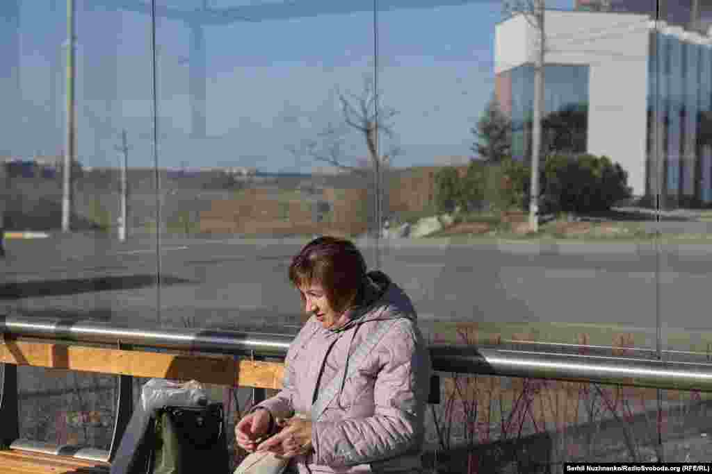 Раманаўка, на першым фота на гарызонце бачны пажар у акупаванай Бучы.Зьлева — фота 7 сакавіка 2022 году, справа — з сакавіка 2025 году