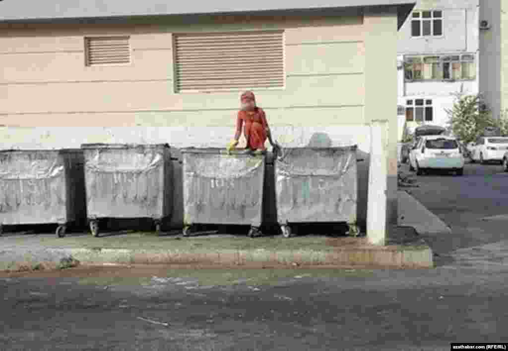 Эта девочка копается в мусоре, перепрыгивая из контейнера в контейнер,&nbsp;Ашхабад, ноябрь, 2019