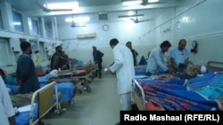عکس آرشیف: شماری از بیماران و کارمندان صحی در شفاخانه حوزوی ننگرهار
