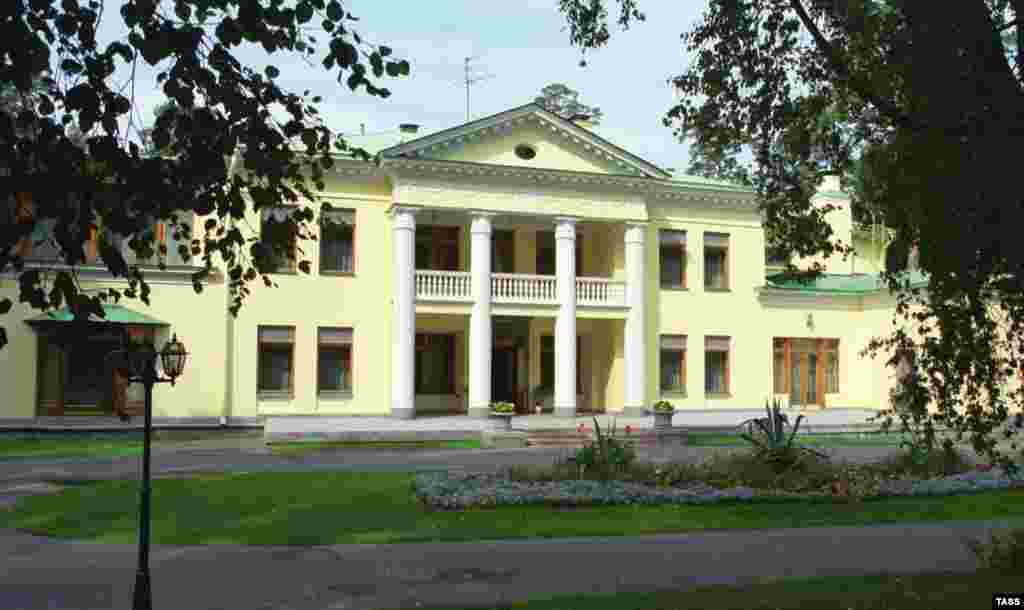An estate west of Moscow, Novo-Ogaryovo was recognized as an official presidential estate in 2000. It had been a vacation retreat for Soviet leaders and was mostly unused in the 1990s. 