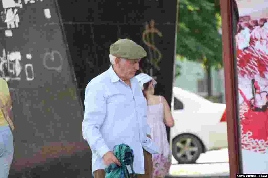 Редкие прохожие лишь подчеркивают мертвенность экстерьера.