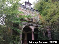 Ruinele Vilei Nufărul construite în 1895 păstrează încă semeția gloriei de altădată