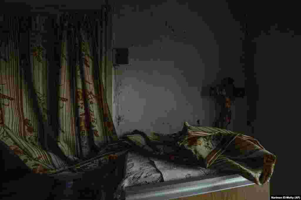 Крст на фрижидер во нивниот скршен дом. Во врска со рускиот претседател Владимир Путин и она што неговите војници им го прават на заедниците околу неа, Маркова рече: &bdquo;Тој е стар. Мора да оди во пензија&ldquo;.