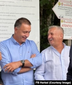 Nuțu Herbei, primarul Monesei și șeful județean al PSD, Mihai Fifor, la Festivalul Clătitelor 2022 din Moneasa