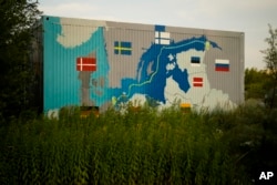 Pictură murală cu traseul conductelor Nord Stream la Lubmin, în nord-estul Germaniei, la 20 iulie 2022.