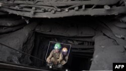 په بلوچستان کې د سکرو په کان کې تر چاودنې وروسته دوه کارکوونکي د بهر وتلو پر مهال - پخوانی انځور.