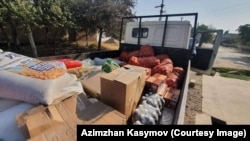 Ала-Буканын Сафед-Булан айылынын тургундары Баткенге азык-түлүк жөнөтүштү. 17-сентябрь, 2022. Сүрөт Азимжан Касымовдуку.