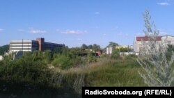 Територія «Торезького заводу наплавочних твердих сплавів» заросла кущами