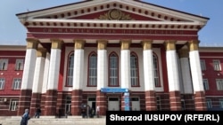 Здание Ошского государственного университета.