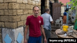 Рустема Мурасова затримали після обшуків у серпні 2021 року разом із кількома іншими кримськими татарами, яких згодом засудили до тривалих термінів ув’язення за звинуваченнями в «участі в терористичній організації»